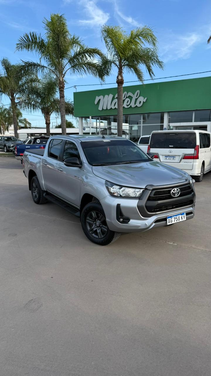 TOYOTA - HILUX SR  - 4X4 AUT  40.000 KM - 2024